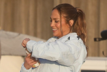 Jennifer Lopez u bijelim tajicama i kratkoj jakni - 5