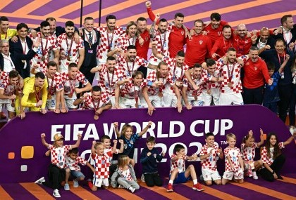 Hrvatski nogometaši s djecom nakon dodjele medalja