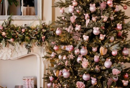 Pastelna ružičasta sve je češći odabir prilikom kićenja božićne jelke