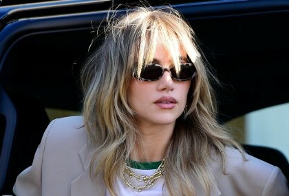 Suki Waterhouse nosi slojevite šiške