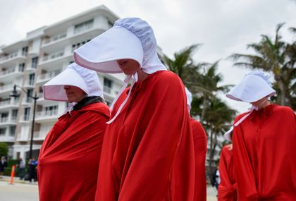 Prosvjednice odjevene u odore iz „Sluškinjine priče“ na skupu protiv Trumpa u Palm Beachu