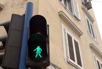 U Rijeci je zasvijetlio prvi semafor sa ženskom siluetom