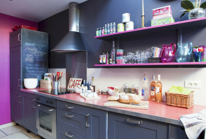 Pariški stan s genijalnom kuhinjom s ružičastim policama - 3