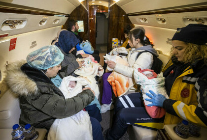 Šesnaest beba iz potresom razrušenog turskog grada Kahramanmarasa zrakoplovom je prebačeno u Ankaru - 7