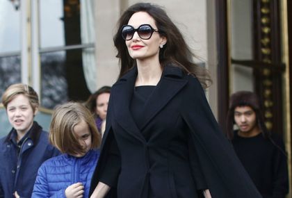 Angelina Jolie sa svoje šestero djece posjetila je muzej Louvre u Parizu - 3