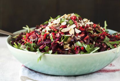 Ukusna salata s ciklom, crvenim zeljem i drugim zdravim namirnicama