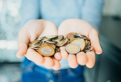 Žena drži kovanice eura
