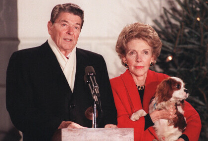 Ronald i Nancy Reagan sa svojim psom Rexom