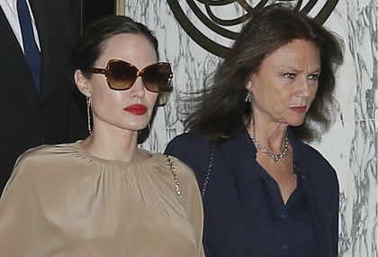 Angelina Jolie sa svojom krsnom kumom, glumicom Jaqueline Bissett u Parizu - 2