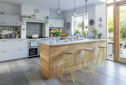 Kuhinja s elementima u pastelnoj boji i savršenoj kombinaciji modernog i retro stila