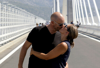 Prvi poljubac na Pelješkom mostu
