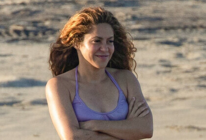 Shakira u ljubičastom kostimu na plaži - 5