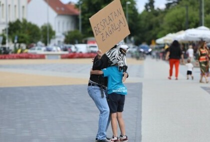 Muškarac s maskom zebre u Koprivnici