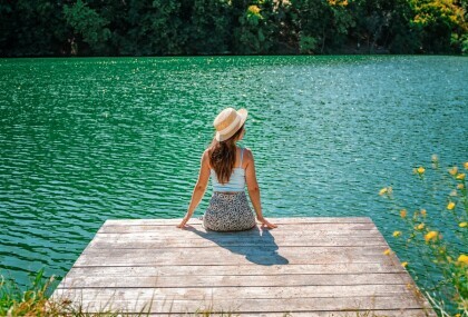 Žena gleda u jezero