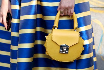 Spoj plave i žute boje u street style izdanju s Tjedna mode