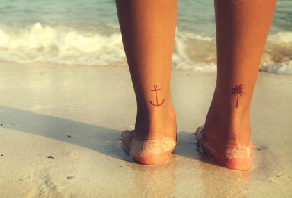 Žena s tetovažama na plaži