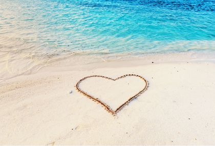 Srce iscrtano na pješčanoj plaži