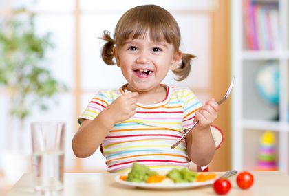 Djevojčica jede povrće