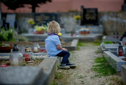 Dijete na groblju