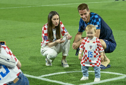 Mario Pašalić sa suprugom Marijom i sinom Lukom nakon finala Lige nacija - 7