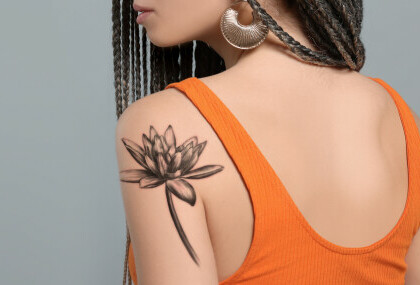 Žena s tetovažom cvijeta lotosa