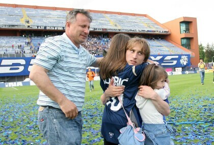 Luka Modrić s ocem Stipom i sestrama 2008. godine