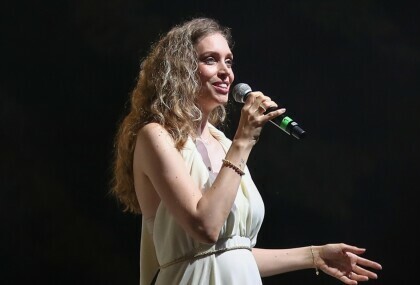 Hana Huljić Grašo na Pop Misi Mediterani u lijepoj bijeloj haljini