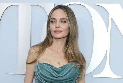 Angelina Jolie u haljini Ateliera Versace na Tonyjima 2024. - 2