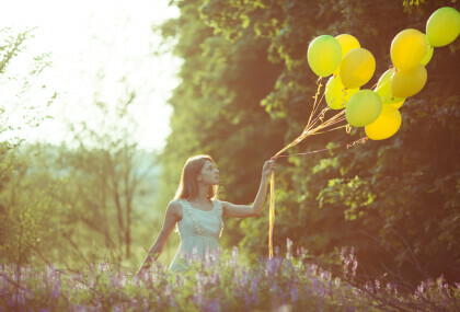 Žena sa žutim balonima