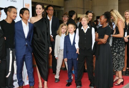 Angelina Jolie s djecom na crvenom tepihu 2017. godine