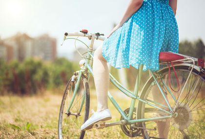 Žena vozi bicikl