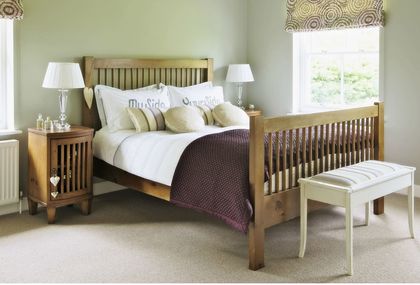 Drveni krevet kao inspiracija za uređenje spavaće sobe - 8