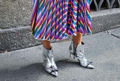 Plisirana suknja u street style kombinaciji