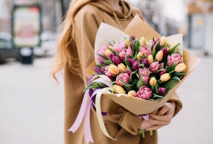 Žena drži cvijeće
