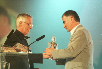 Oliver Dragojević predaje Zdenku Runjiću Porina za životno djelo 1998. godine