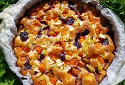 Biskvitni kolač s voćem