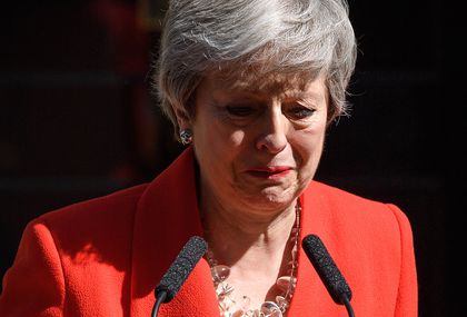 Theresa May u suzama je završila svoj govor ostavke