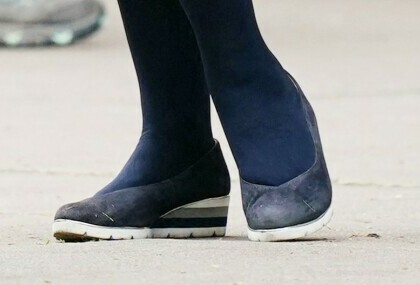 Cipele s platformom u kojima je Joanna Lumley došla na krunidbu kralja Charlesa III.