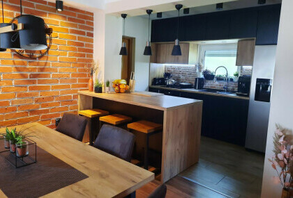 Danijela Novak iz Koprivnice uredila je svoju kuću kao predivan open space s ciglenim zidovima i crnom kuhinjom - 7