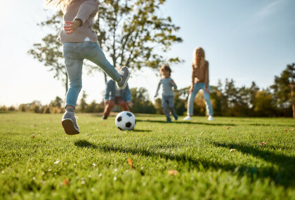 Jednostavne igre s loptom djeci će pomoći pri razvijanju preciznosti, koordinacije pokreta, izdržljivosti i ravnoteže