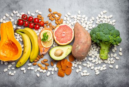 Namirnice poput avokada, banana, bijelog graha, batata i suhih marelica bogate su kalijem