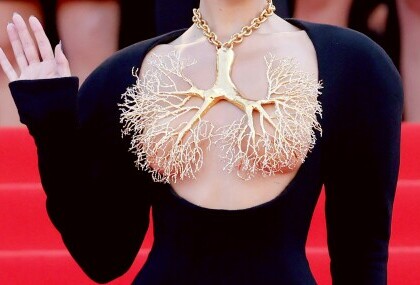 Bella Hadid u Cannesu 2021.