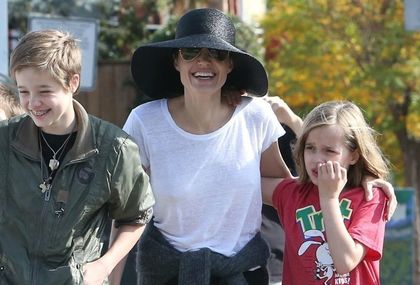 Angelina Jolie u šetnji s djecom i psom - 3