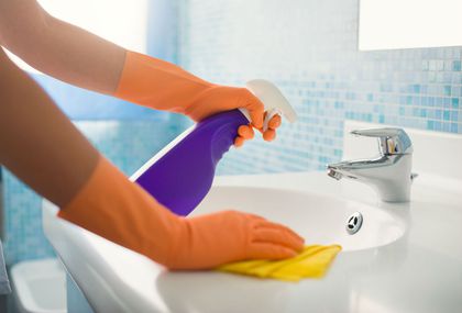 Žena čisti kupaonicu
