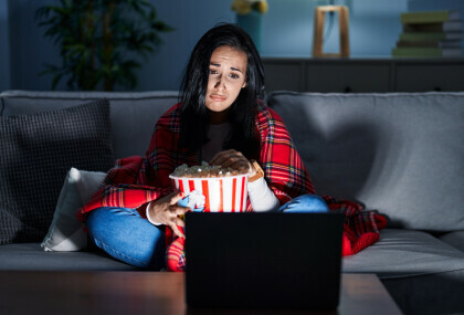 Žena plače dok gleda film