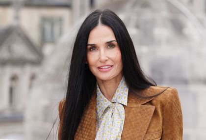 Demi Moore u Gucci trapericama, sakou i bluzi u Londonu - 2