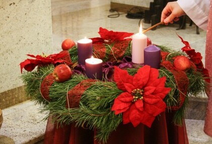 Adventski vijenci ukrašeni cvijećem