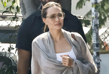 Angelina Jolie u bijeloj maksi haljini i omiljenim natikačama modne kuće Valentino - 3