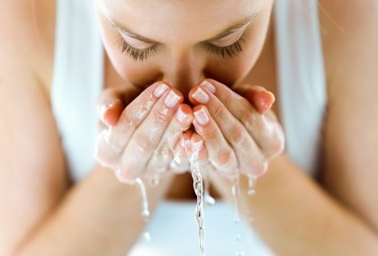 Žena umiva lice