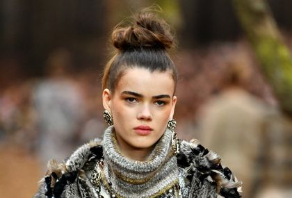 Visoka punđa na reviji modne kuće Chanel za jesen/zimu 2018.